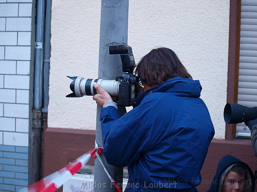 Einsatz Feuerwehr SEK Polizei Koeln Nippes Merheimerstr P163.JPG